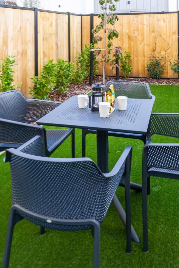 Urban Park Escape 2 Bed 2 Bath W/Carpark Apartment ไครสต์เชิร์ช ภายนอก รูปภาพ