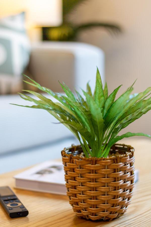 Urban Park Escape 2 Bed 2 Bath W/Carpark Apartment ไครสต์เชิร์ช ภายนอก รูปภาพ