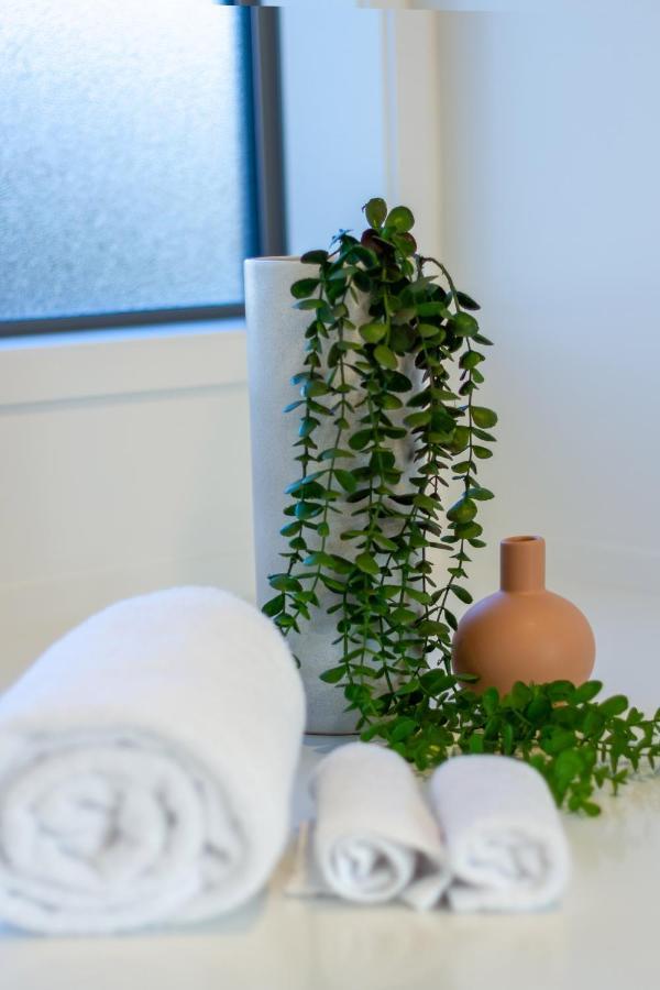 Urban Park Escape 2 Bed 2 Bath W/Carpark Apartment ไครสต์เชิร์ช ภายนอก รูปภาพ